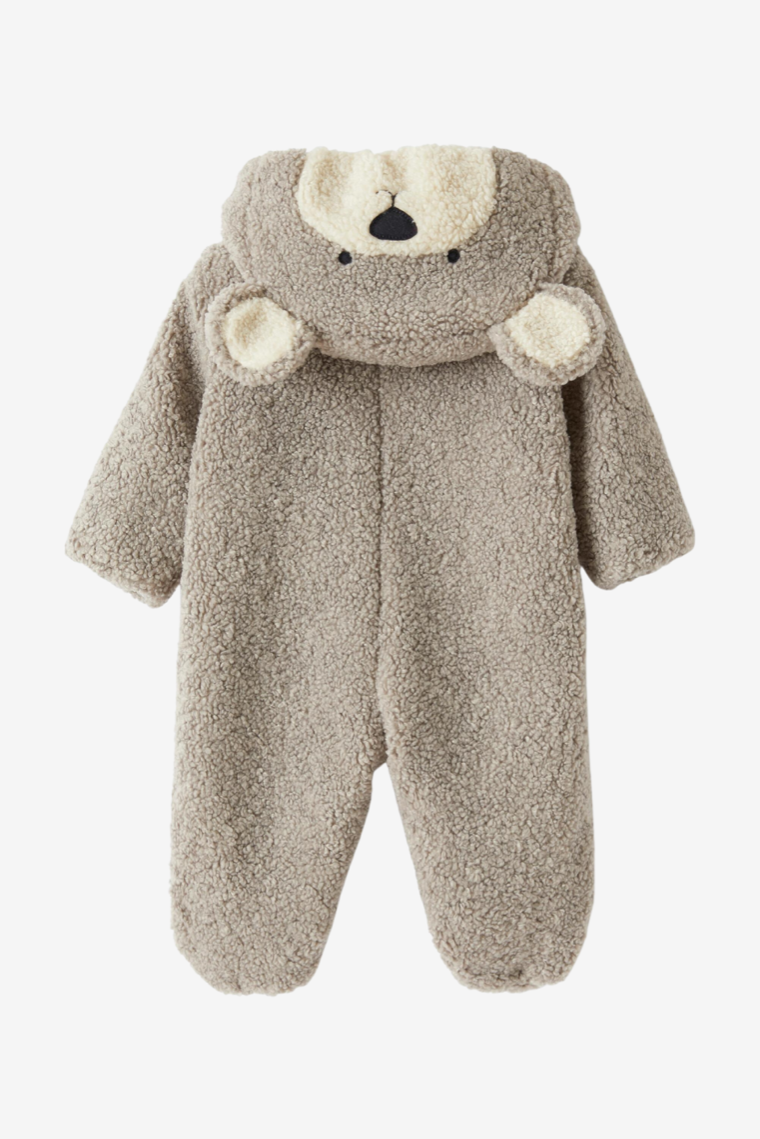 Bären-Schneeanzug auf grauem Teddyplüsch