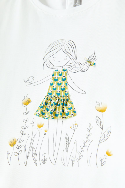 Ausgestelltes T-Shirt mit Blumenkind